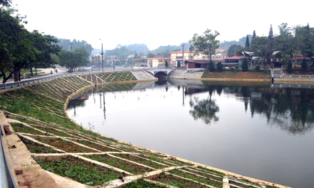 Các công trình kè hồ thuộc hệ thống hồ trung tâm hoàn thành, tạo cảnh quan xanh, sạch, đẹp cho thành phố Yên Bái.